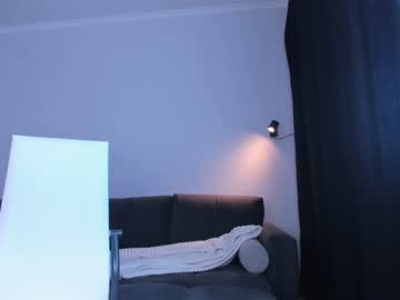 girl
        meowlina cam image #1243419