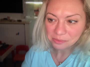 girl
        kiradivine cam image #6562372