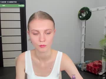 girl
        phoebepaw cam image #5869808