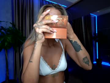 girl
        laurabae_ cam image #1950971
