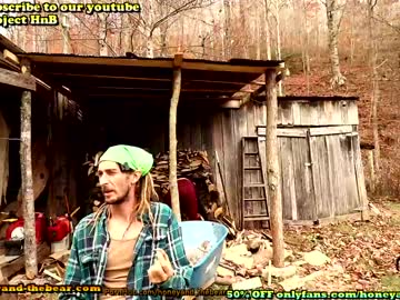 couple
        honeyand_thebear cam image #132830