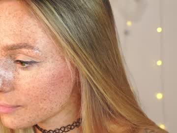 girl
        artease cam image #2718974