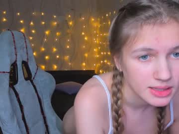 girl
        kylie_mine cam image #407632