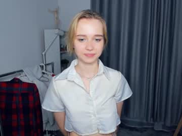 girl
        fresh_cherries cam image #2455902