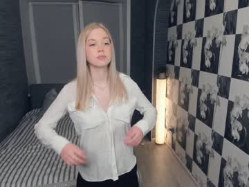 girl
        dollyady cam image #3825456