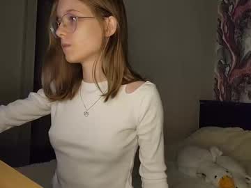 girl
        lowress cam image #6279860