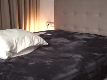 girl
        gold_blond cam image #6185222