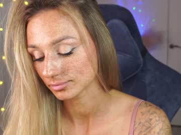 girl
        artease cam image #2431035