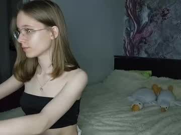 girl
        lowress cam image #6287923