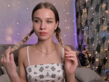 girl
        sharonmorgans cam image #533355