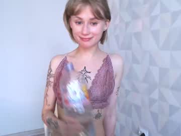 girl
        love_freya cam image #1223756