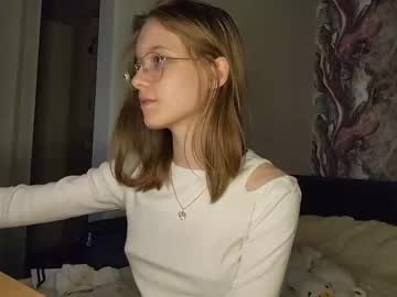 girl
        lowress cam image #6280999